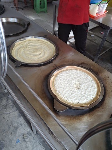 Adonan martabak di pan
